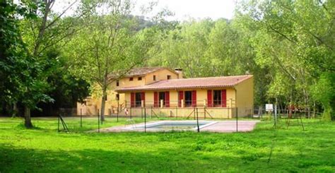 Masia d'estil colonial situada arran del mar, a la platja de palamós. Cases de colònies - Activitats amb lleure i Aventura