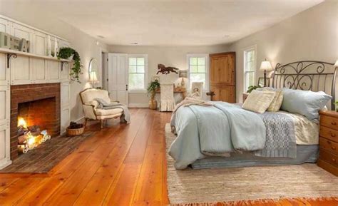 Mar 16, 2021 · the debate between carpet and hardwood is alive and well, with hardwood seeing an increase in popularity in recent years. 15 Master Bedrooms With Hardwood Flooring