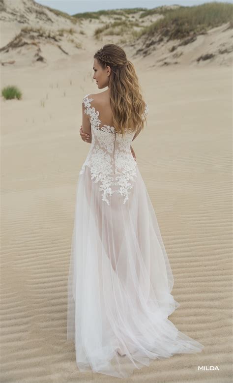 Selbst unter der transparenten bluse, dem pastellfarbenen sommerkleid oder dem beigen kostüm geben sie sich kaum zu erkennen. Farbe Blush Hochzeitskleid