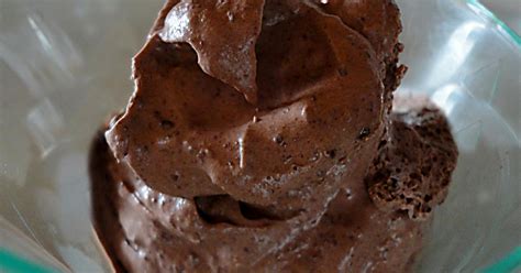 J'avais trop envie d'une mousse au chocolat, ça faisait des années que je n'en avais pas mangé et j'avais ce souvenir de légèreté avec un goût prononcé de chocolat forcément! Variation von Variation von Mousse au chocolat von elvi2 ...