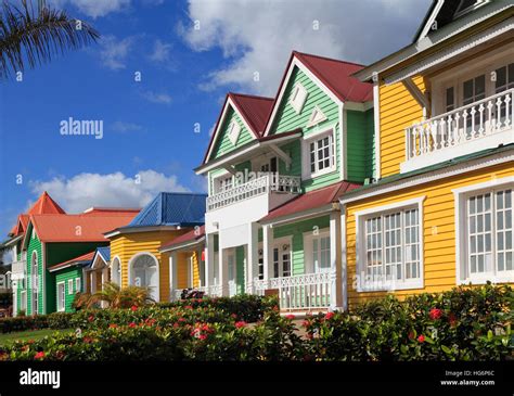 Las Casas De Madera Pintadas En Colores Brillantes Del Caribe En Samana