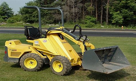 Gehl Mini Skidloader This Articulating Fourwheel Drive Compact Front