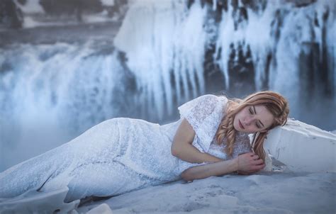 Обои зима девушка модель водопад лёд платье мороз Исландия картинки на рабочий стол