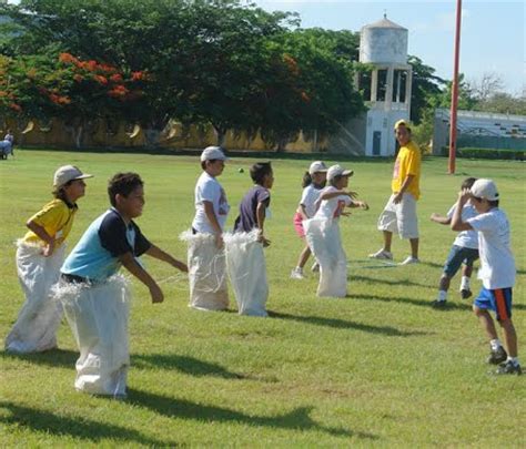 Estos juegos tradicionales y sus reglas eran empleados por los adultos, sin embargo, poco a poco fueron siendo del agrado de algunos niños y adolescentes. Carrera de sacos - Juegos Tradicionales de CostaRica