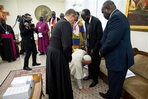 Pope Kisses Feet Of South Sudan Leaders Urging Them To Keep The Peace