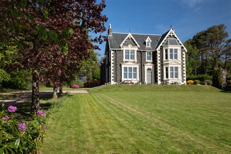 Please note that all accommodation in scotland is currently closed to tourists. Oakfield House and Oakfield Cottage in Tobermory on the ...