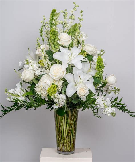 According to statistics, 99.82% of all deceased japanese are cremated. Traditional Elegance Vase Arrangement in 2020 | Funeral ...