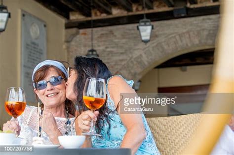 Mature Lesbian Couple Baiser Sur Une Date Dans Un Bar Photo Getty Images