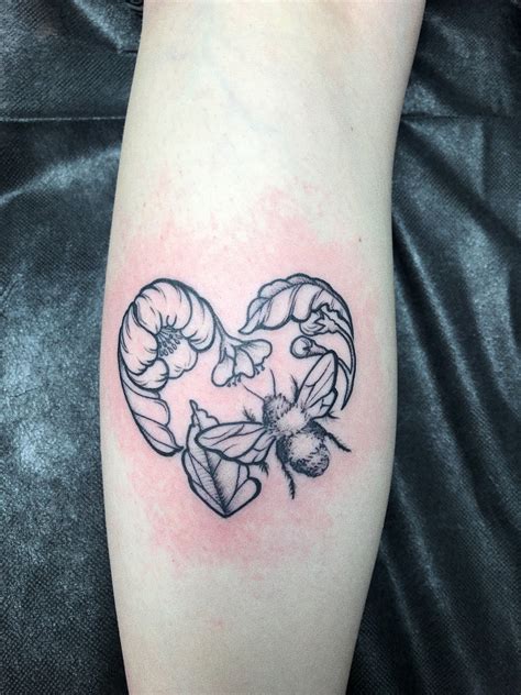 Ligustica) and the iberian honey bee (a. Flower heart with honey bee | Honey bee tattoo, Bee tattoo ...