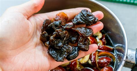 She hardly ever made any dessert except for soupy light dessert like this longan, red dates, goji berries poached pears. Red Date Longan Tea with Goji Berries