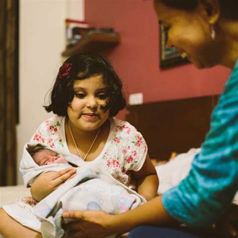 Photographer Wants To Popularize Home Births With These Touching Images