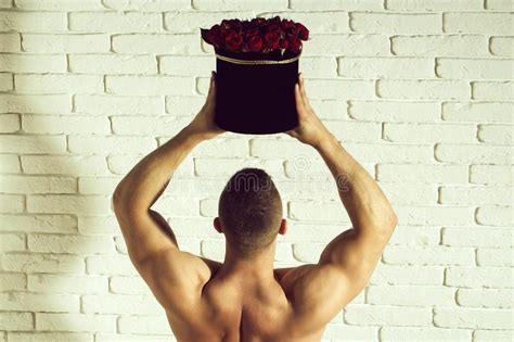 Uomo Muscolare Sexy Con Le Rose Immagine Stock Immagine Di Torso Sportivo