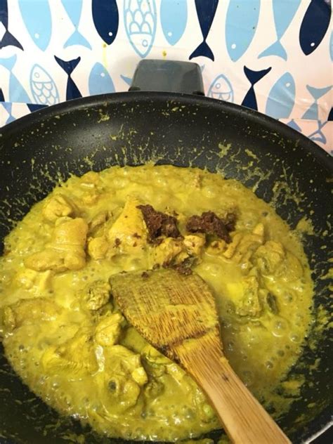 Proses memasak rendang di malaysia, lebih singkat dan melakukan pengentalan bumbu dengan dicampur kerisik (kelapa parut yang disangrai), bukan dengan proses. Resipi Rendang Ayam Negeri Sembilan Paling Mudah & Sedap!