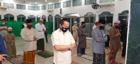 Sholat tasbih adalah sholat sunnah yang di dalamnya banyak mengandung bacaan tasbih. Polda Sumsel Gelar Sholat Tasbih | kliksumatera.com