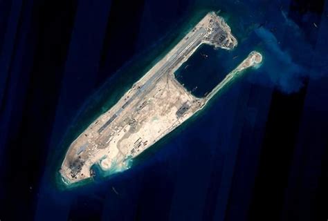 남중국해로 영역 확대하는 중국 군사용 이동식 인공섬 개발 아주경제