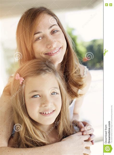 Madre E Hija Felices Imagen De Archivo Imagen De Alegre 75215731