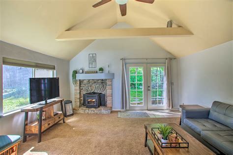 Charming Cabin on Newman Lake w/ Boat Dock! - Home Rental in Spokane