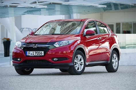 It's easy to maneuver and has lots of cargo room, but it suffers from a weak engine and obtuse infotainment controls. HONDA HR-V 5 doors specs & photos - 2014, 2015, 2016, 2017 ...