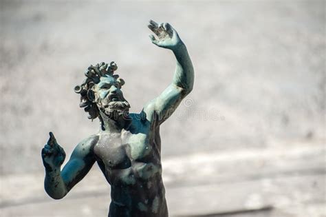 Estatua Del Fauno De Baile En La Casa Del Fauno Pompeya Italia Imagen De Archivo Imagen De