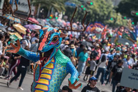 Do you like this video? ¿Y esas extrañas criaturas? Son alebrijes y están tomando ...