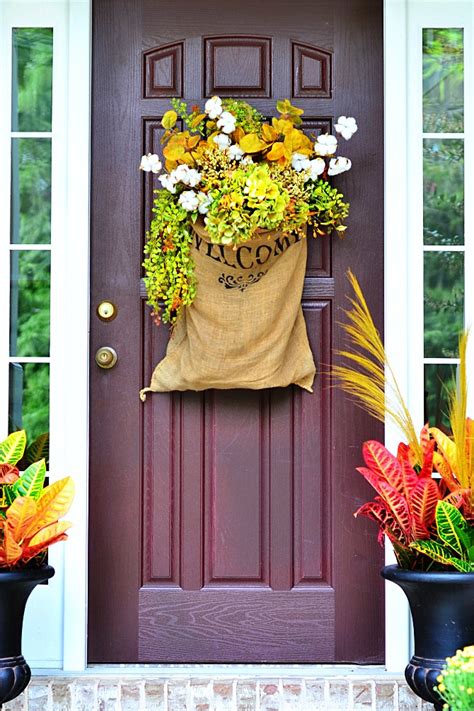 The new winter collection includes christmas decorations to spread a little cheer in your home. 15 Fall Door Decorations - Ideas for Decorating Your Front ...