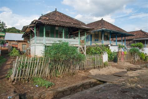 Rumah nuwo sesat memiliki atap yang dibuat dengan menggunakan daun ilalang dan hampir seluruh bagiannya berasal dari kayu. Kenalan dengan Rumah Adat Lampung, Nuwow Sesat