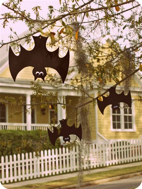 These outdoor halloween decorations will trick (or treat!) your neighbors. 5 Last Minute Easy Halloween Outdoor Decorations