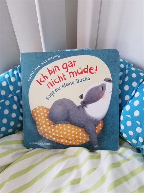 Also wird ein zweites bett ins zimmer der prinzessin gestellt. "Ich bin gar nicht müde! sagt der kleine Dachs ...