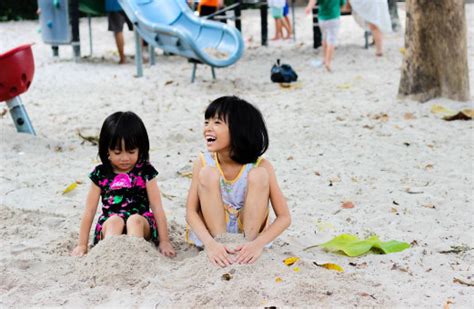 Fotos gratis playa mar arena gente jugar vacaciones niño