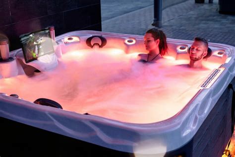 What Are The Best Hot Tubs For Fall 2022 Wellis