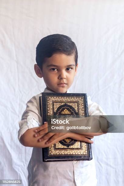 Seorang Anak Kecil Memegang Kitab Suci Alquran Foto Stok Unduh Gambar