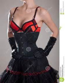 Sexy Vrouw In Zwart Korset En Rode Bustehouder Stock Afbeelding Image