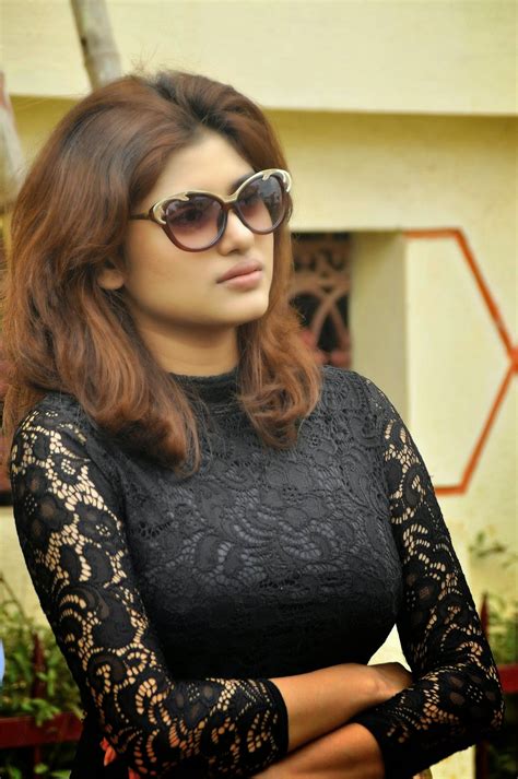 Oviya In Seeni Tamil Movie Stills Seeni Actress Oviya Helen In Black