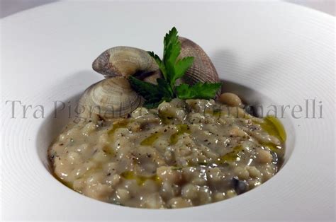 Sono cereali, e si possono cucinare nella stessa manieeeera, con la piccola differenza che orzo, farro e grano hanno i chicchi più grandi e richiedono leggermente un pochino di più di cottura. Zuppa di fagioli del purgatorio, vongole e orzo perlato ...