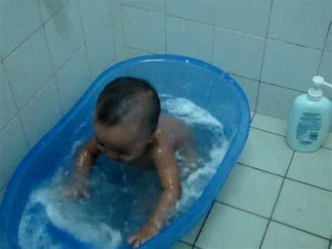 Best baby bath tubs | may 2021. 10 Month old baby happily splashing in bath tub - YouTube