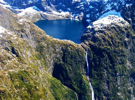 A nova zelândia (ou, em maori, aotearoa) é um país de clima temperado na oceania, a 1500 quilômetros (marítimos) da austrália. Cachoeira Sutherland - Nova Zelândia | Lugares Fantásticos