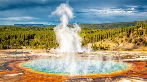 watch hikers risk lives strolling beside giant hot spring at yellowstone national park advnture