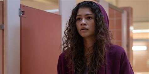 Trata sobre un grupo de adolescentes estando en el mundo de drogas, sexo, relaciones, traumas, redes sociales, ansiedad y amor. Zendaya Explains How She Picks Roles In Hollywood Like HBO ...