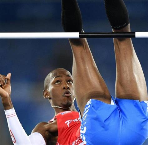 Hochsprung ist eine disziplin in der leichtathletik, bei der ein athlet versucht, beim sprung über eine latte die größtmögliche höhe zu erzielen.die latte ist vier meter lang und so auf zwei ständern gelagert, dass sie bei leichter berührung herunterfällt. Luis Castro siegt beim Kölner Hochsprung-Meeting - WELT