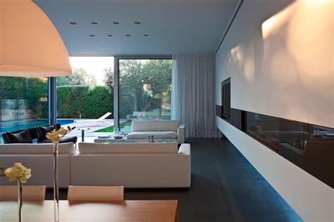 rumah minimalis modern  jendela besar