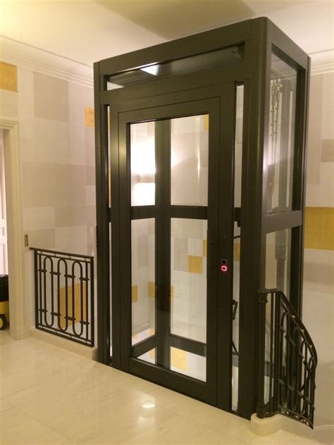 Un ascenseur dans un bâtiment ou dans un immeuble d'habitation est un confort important pour les utilisateurs. Montage d'un ascenseur de luxe à Paris 75. - Still 9