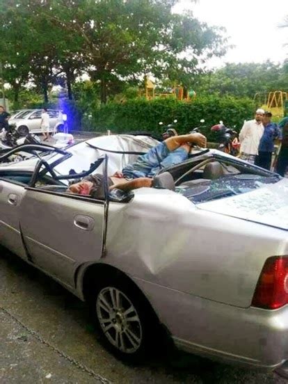 Walaupun dalam proses ta'aruf aku tidak pernah tahu wajahnya namun ternyata indah adalah kami berdua tinggal di rumah orang tua indah yang kebetulan memang tak jauh letaknya dari kampus semakin cepat penisku di masuk dan keluarkan dari mulutnya.sampai sampai ku harus menahan. Orang ni: Ngeri: Gambar lelaki terjun bunuh diri jatuh ...
