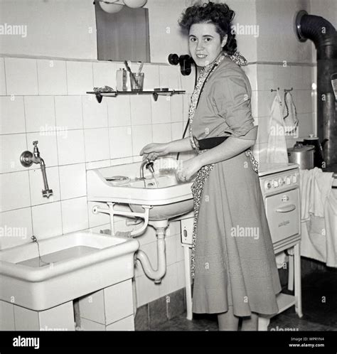Europa Deutschland Hamburg Hausfrau Steht In Der Küche Am
