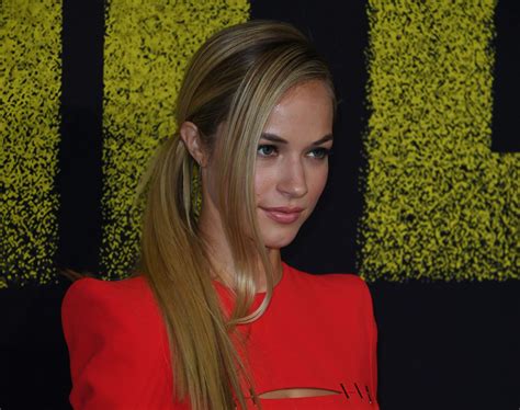Why ‘pitch Perfect 3 Star Alexis Knapp Wasnt Always Confident Playing