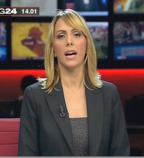 Simona branchetti, giornalista del tg5, tra le più amate dal pubblico, da tre anni, è legata a carlo longari, ex di elisabetta ferracini nonchè padre di giulio che oggi ha 17 anni. Simona Branchetti