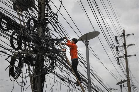 Knot A Problem Thai Capital Tackles Overhead Street Cables The