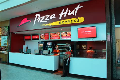 Pizza hut, dünyanın en meşhur pizzası sloganıyla, bugün dünya genelinde 100'den fazla ülkede, 15.600 şubesiyle hizmet vermektedir. Novidade na Cidade: Pizza Hut vai inaugurar franquia no ...