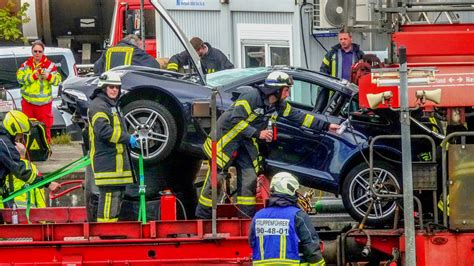 Der db sylt shuttle bringt sie mit bis zu 13.000 fahrten im jahr von niebüll auf die insel sylt und wieder zurück. Unfall beim Syltshuttle - Porsche springt auf ...