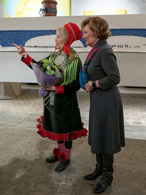 Dronning sonja forteller at hun har opplevd et eksoslokk over fjorden etter cruiseskipsanløp. Dronning Sonja KunstStall - kongehuset.no