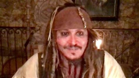 Johnny Depp faz visita virtual ao hospital infantil como capitão Jack Sparrow Minilua